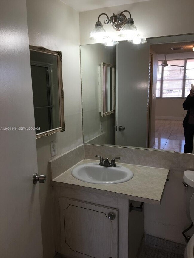 Foto del edificio - 2025 NE 164th St