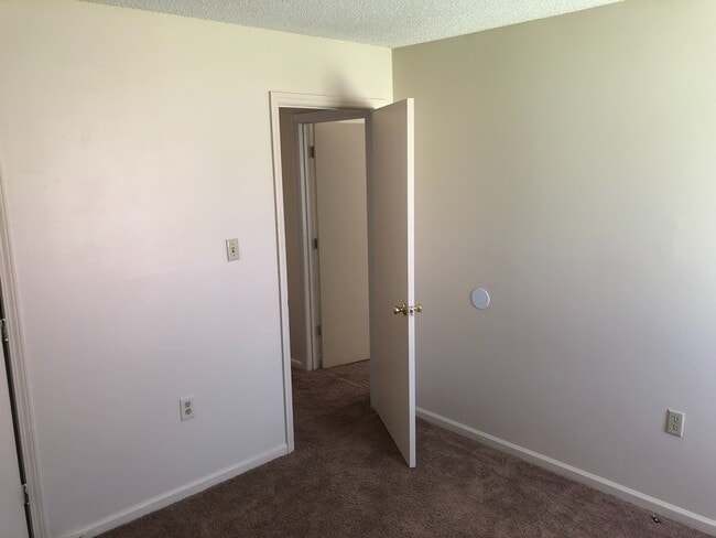 Building Photo - 3 Bedroom House - Vouchers Accepted
