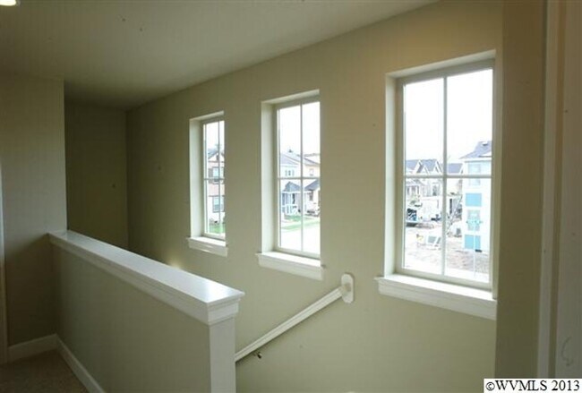 Foto del edificio - 3 bedroom plus den in Willamette Landing for $2895 per month