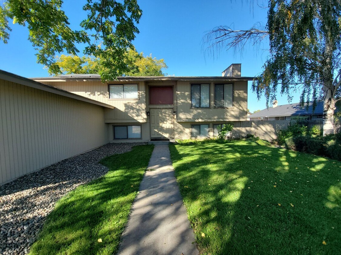 Spacious TwoStory Home with 5 Bedrooms + House Rental in