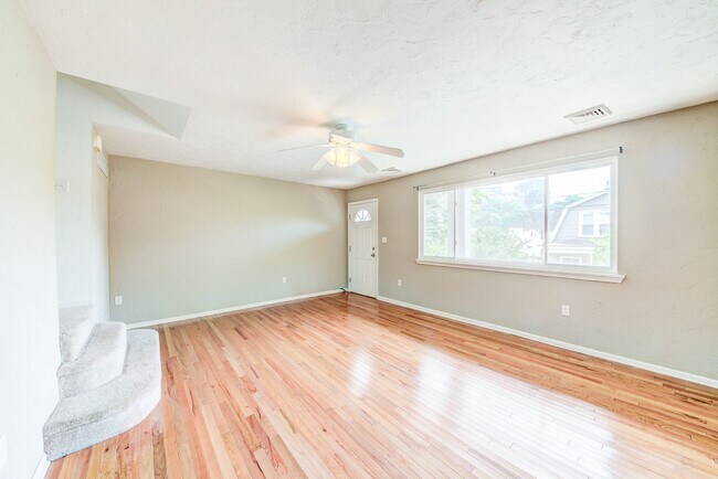 Building Photo - AVAILABLE JULY 2024 - Charming 4 Bedroom H...