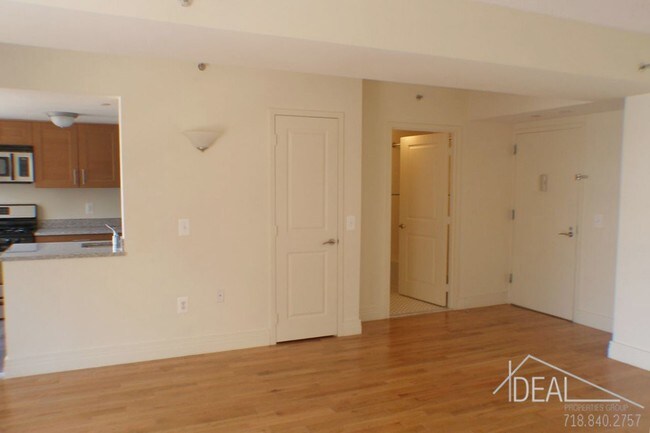 Building Photo - Perfect 2 Bedroom in Elevator Building