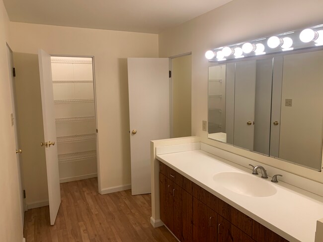 Baño - 365 E Maiden St