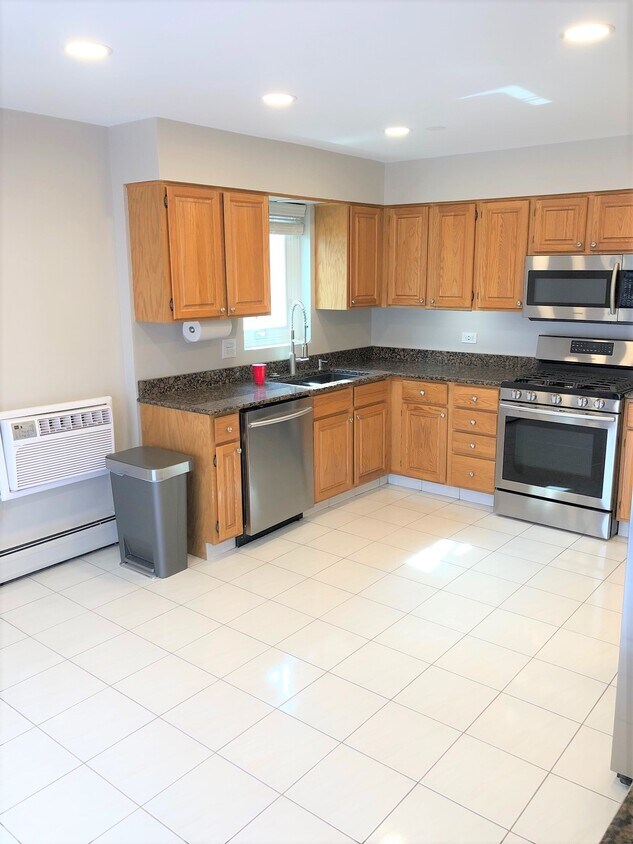 Foto principal - 6731 N Oxford Ave