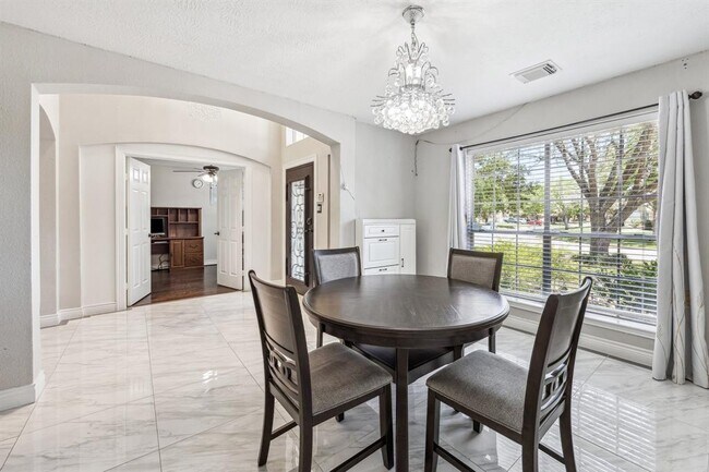 Foto del edificio - 6021 Whispering Lakes Dr