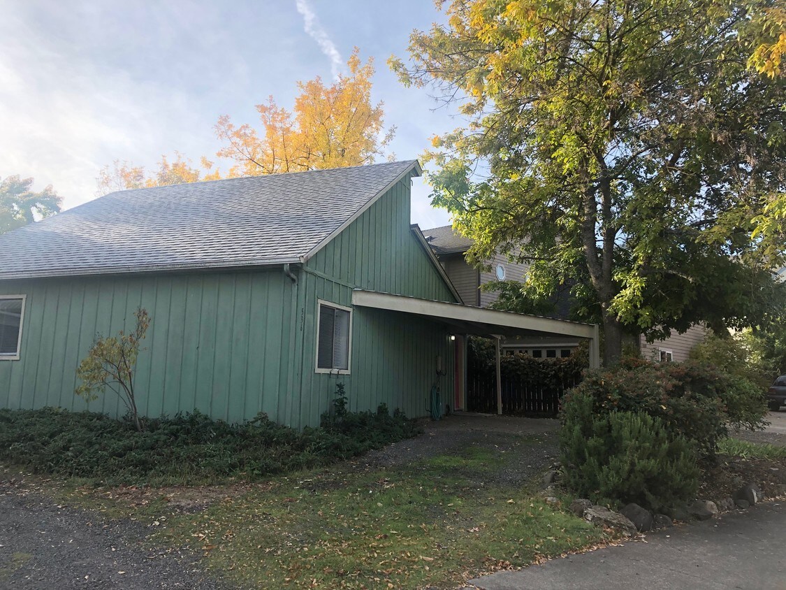 536 Tulipan Way, Talent, OR 97540 Townhome Rentals in Talent OR