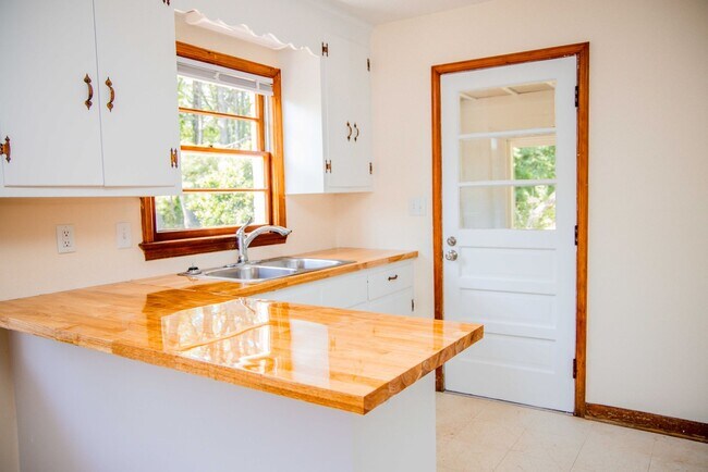 Foto del edificio - Spacious 3 Bedroom Near the Airport