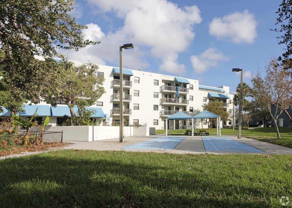 Building Photo - Palms of Deerfield