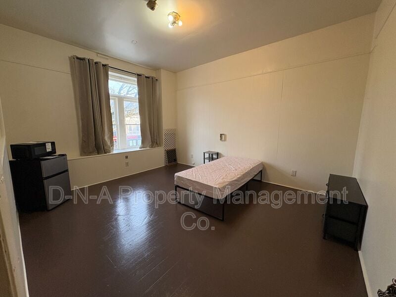 Building Photo - 729 Main St