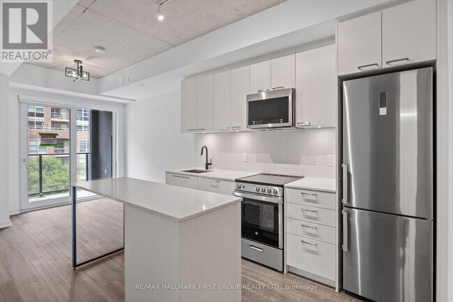 Photo du bâtiment - 1808 St Clair Ave W