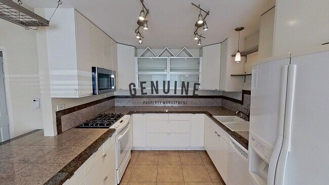 Foto del edificio - Lovely 2 Bd 1.5Ba Condo in Costa Mesa With Spacious Deck