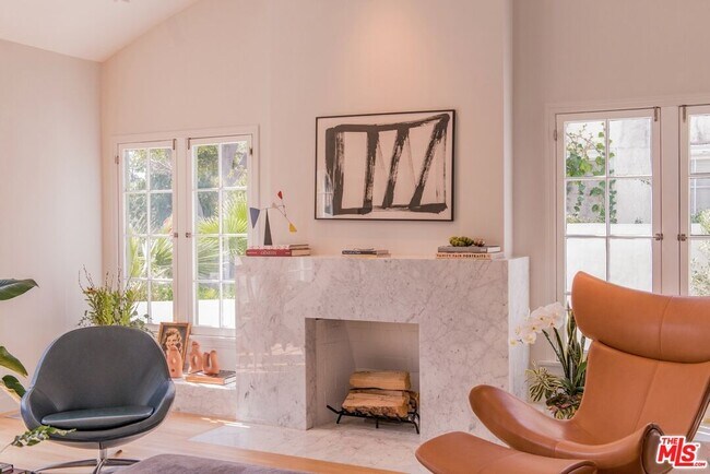 Foto del edificio - 153 Larchmont Blvd