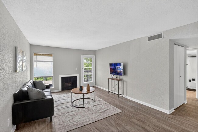 Foto del edificio - 7601 Hillcrest Rd