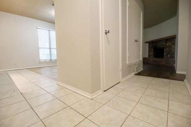 Foto del edificio - Stunning 3 Bed 2 Bath: Great school district!