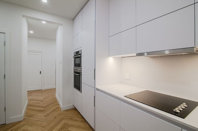 Building Photo - 2068 Rue Sherbrooke O