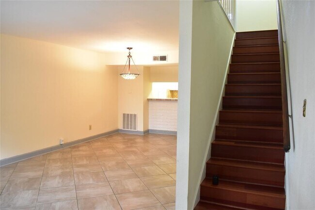 Building Photo - 6410 Del Monte Dr