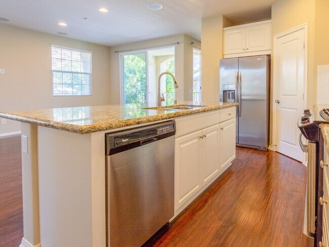 Building Photo - Bright 3bd/3.5ba Corner Unit in Establishe...