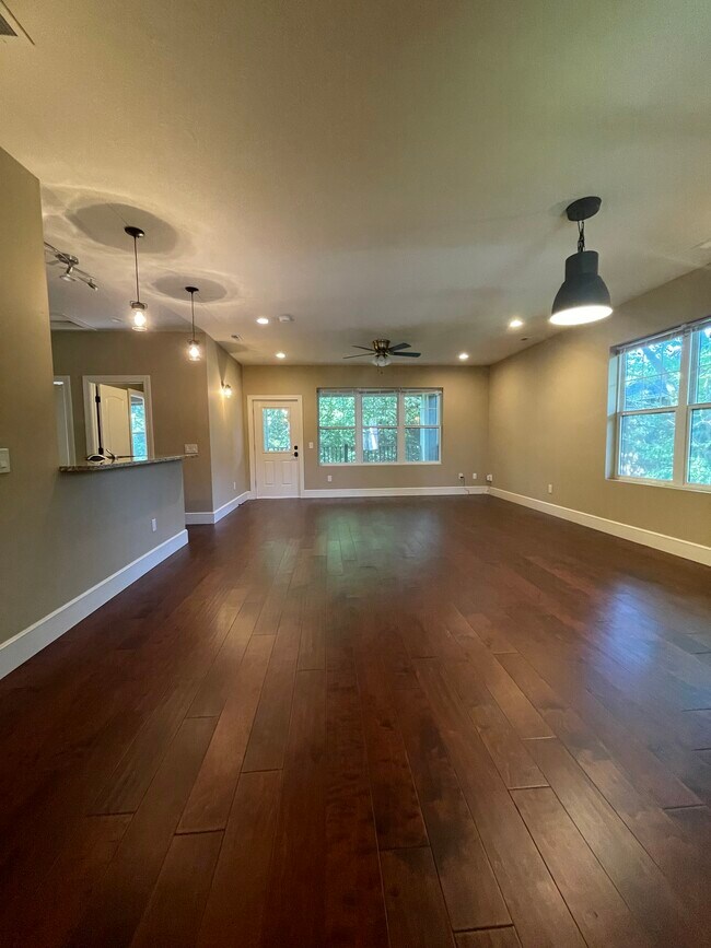 Building Photo - 1609 W 4th St