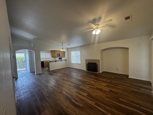 Building Photo - 3-bedroom, 2-bath home in the desirable Beachwood area of West Merced