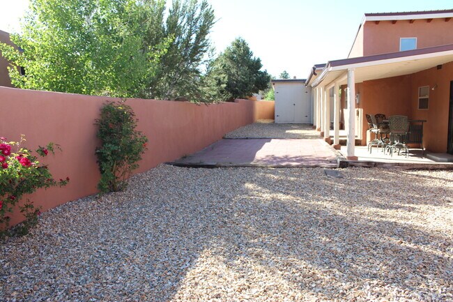 Building Photo - Immaculate 3 Bdr, 2 bath with large Family...