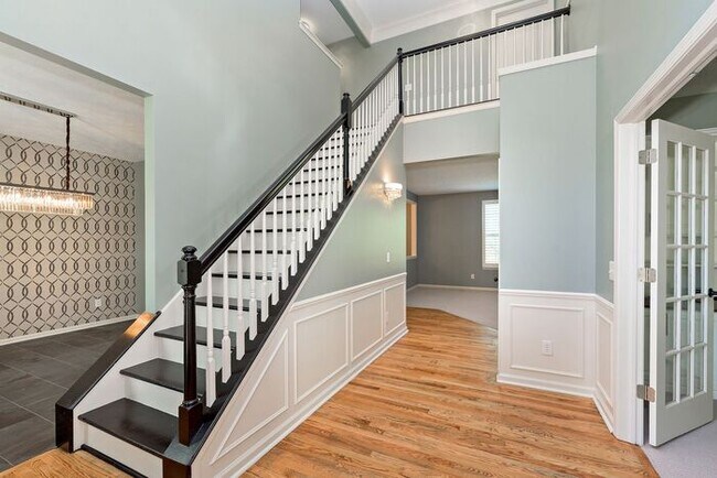 Foto del edificio - Stunning 6 Bed 3.5 Bath Carmel Home With Finished Basement an Fenced Yard!