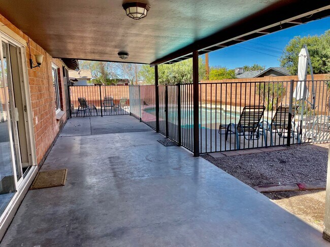 Building Photo - Scottsdale Single Level 3 Bedroom House Wi...