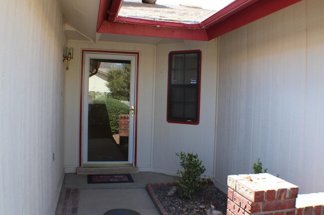 Building Photo - 1025 Desierto Luna St
