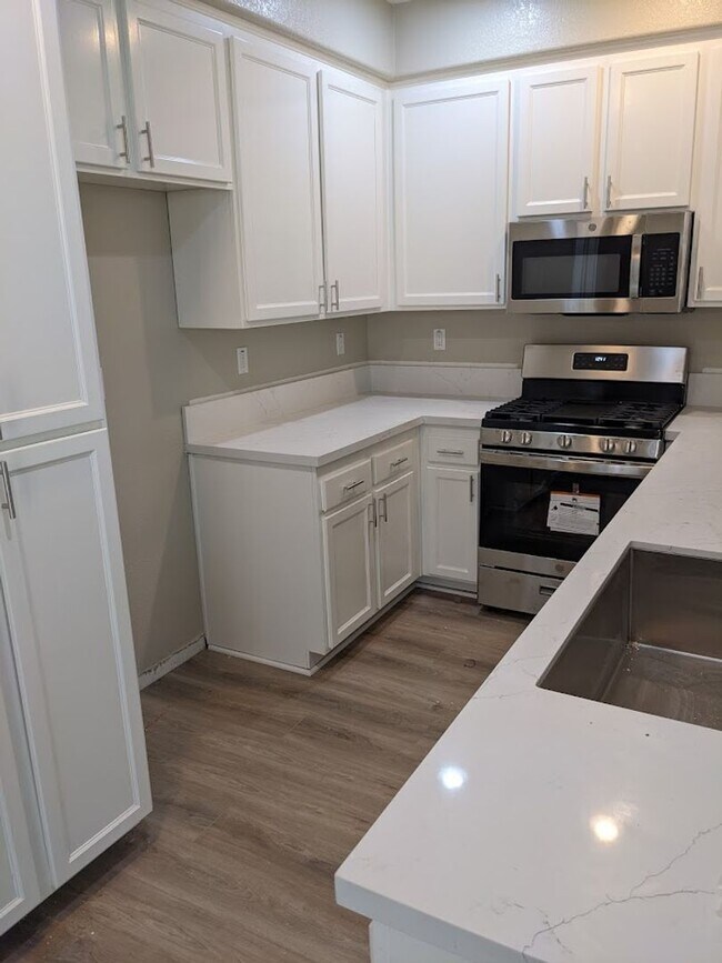 Building Photo - Corner Unit 3 Bed/2.5 Bath Townhome in Gat...
