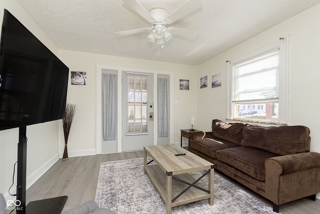 Foto del edificio - 5348 Winthrop Ave