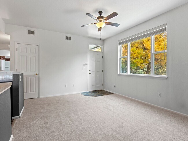 Foto del edificio - Charming 2 bed 2 bath Condo Near Centerra!