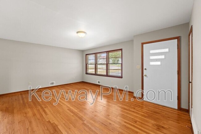 Building Photo - 3301 Westmont Dr