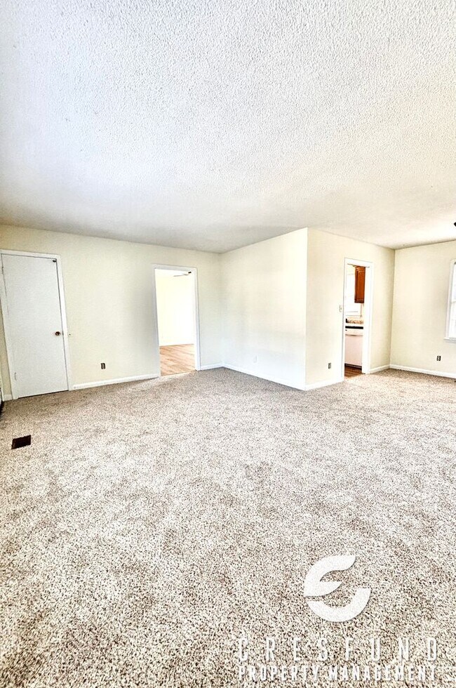Foto del edificio - 3 BEDROOM AVAILABLE NOW - Minutes From For...
