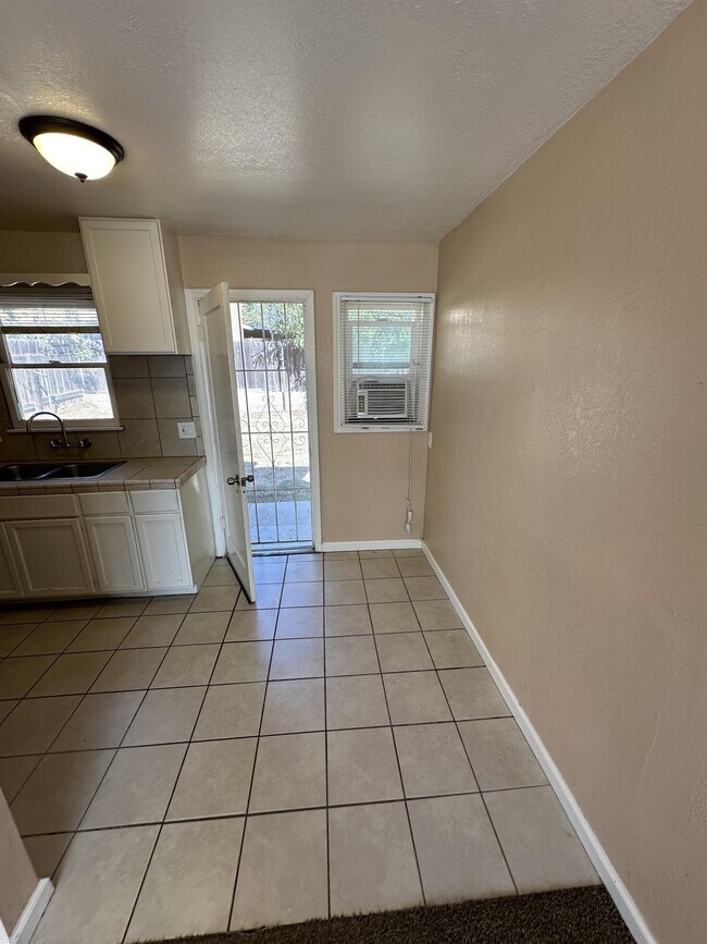 Building Photo - 3340 Riverview Dr