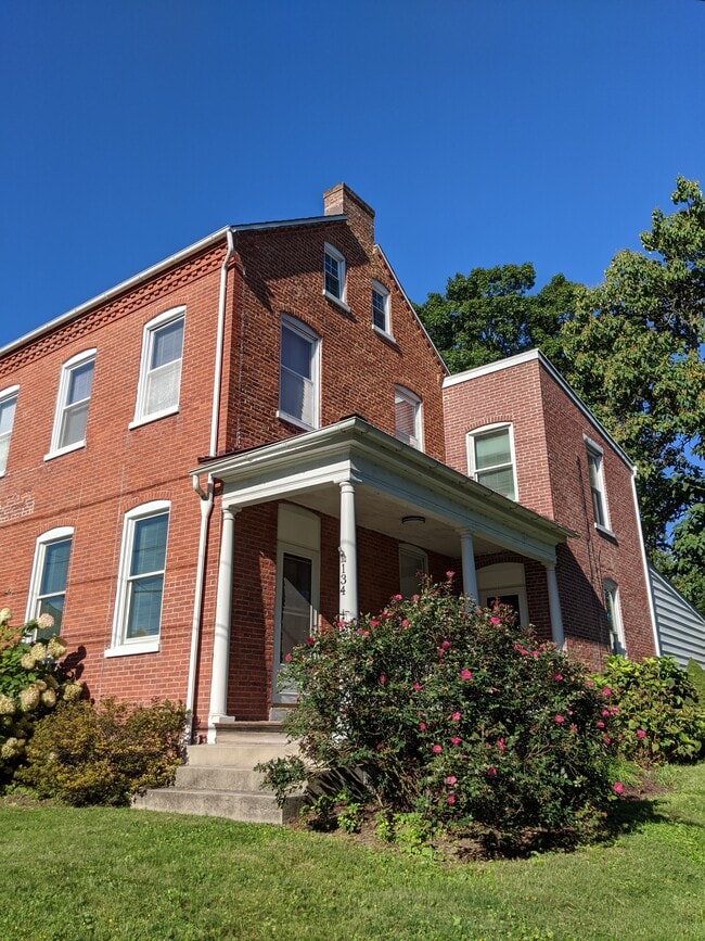 Media casa en alquiler - 134 N George St