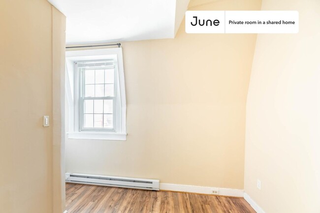 Building Photo - Private bedroom in 8 bed/3.5 bath Home