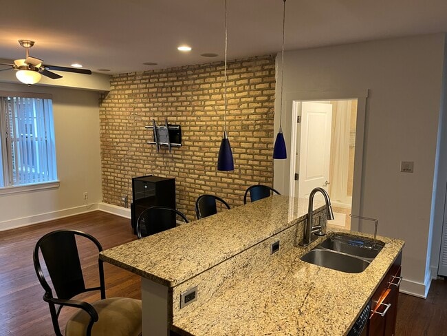 Foto del edificio - 5713 N Kimball Ave