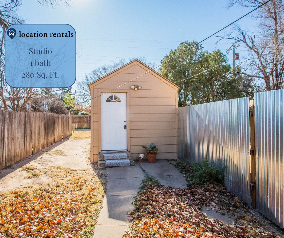 Primary Photo - Lovely Rear Unit with a Yard!