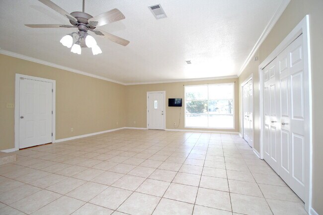 Foto del edificio - Northeast Pensacola Home- Entertainers Dream with Covered Deck & Fenced Backyard