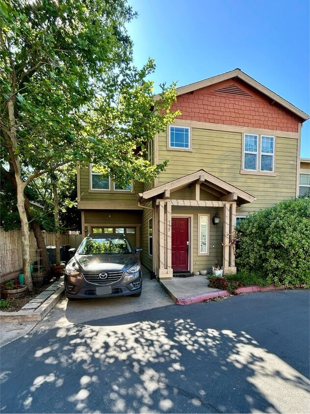 Primary Photo - 3 Bedroom Home Close to Gym and Shopping-$...