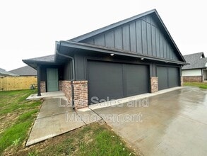 Building Photo - 8012 NW 105th Terrace