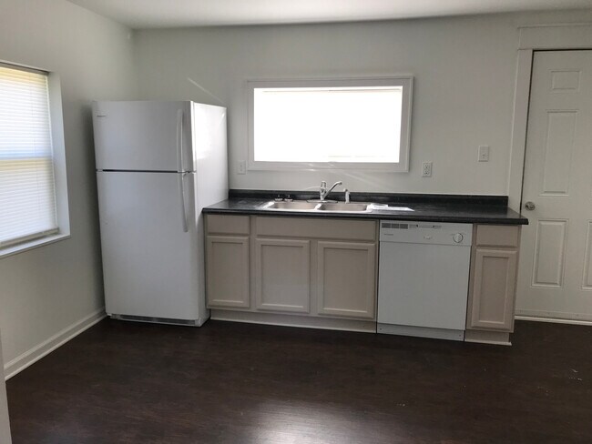 Building Photo - Adorable cottage in the heart of Rustburg!! 1 bed 1 bath!