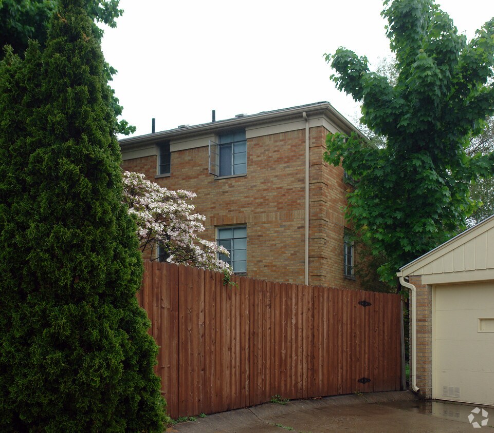 Building Photo - 2847 Groveland Rd
