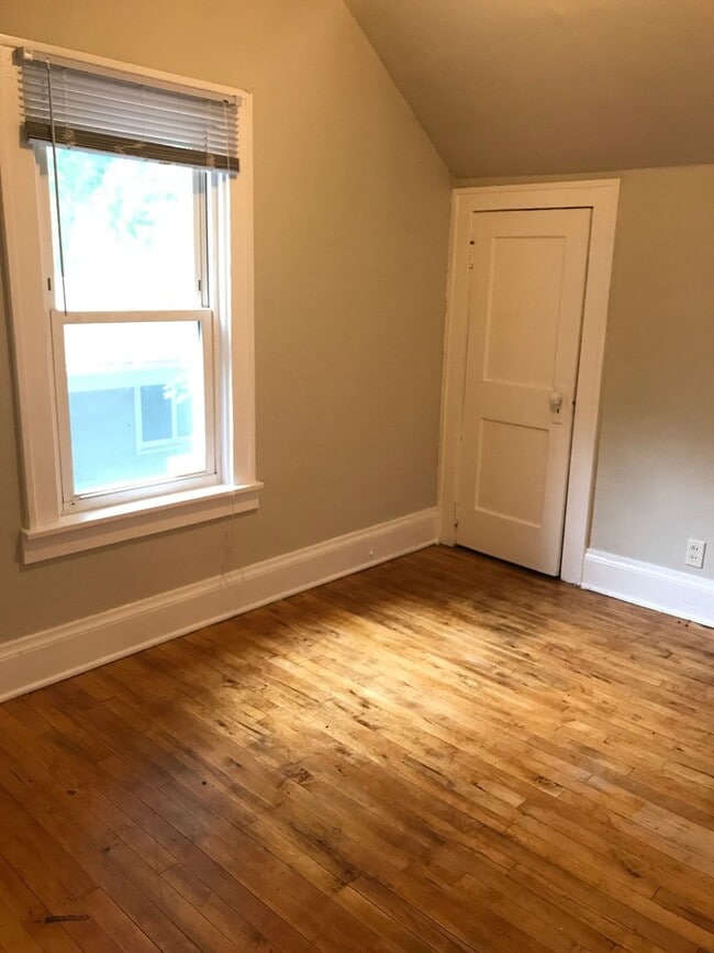Building Photo - Single Family Home - LAUNDRY INCLUDED! HUGE YARD!