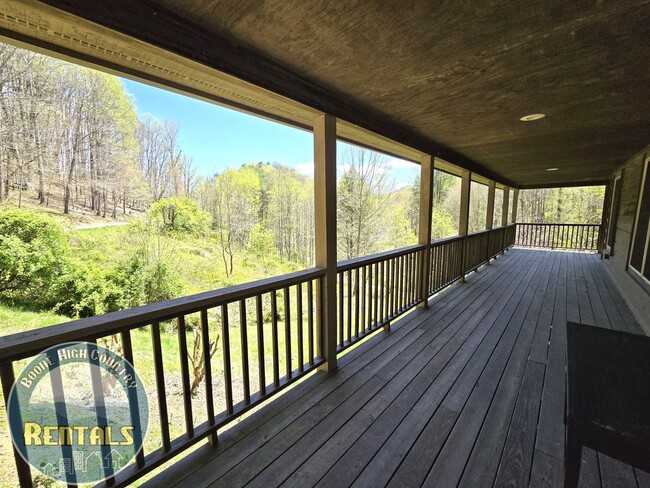 Building Photo - Beautiful Cabin in Sugar Grove with Multi-...