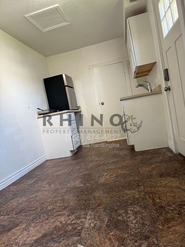 Building Photo - 2885 Van Buren Ave