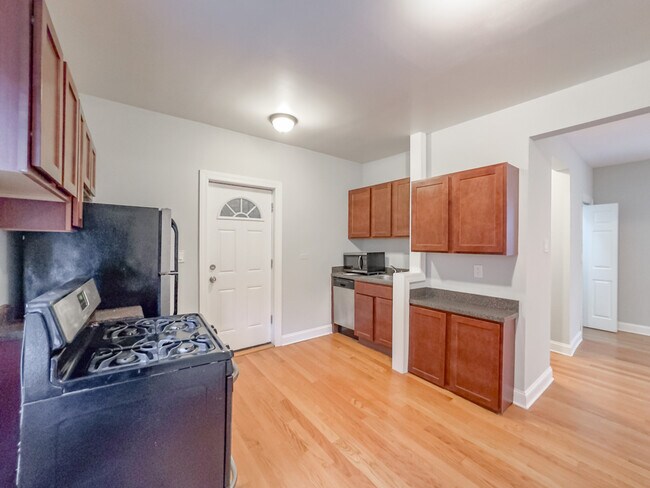 Building Photo - 3739 N Pine Grove Ave