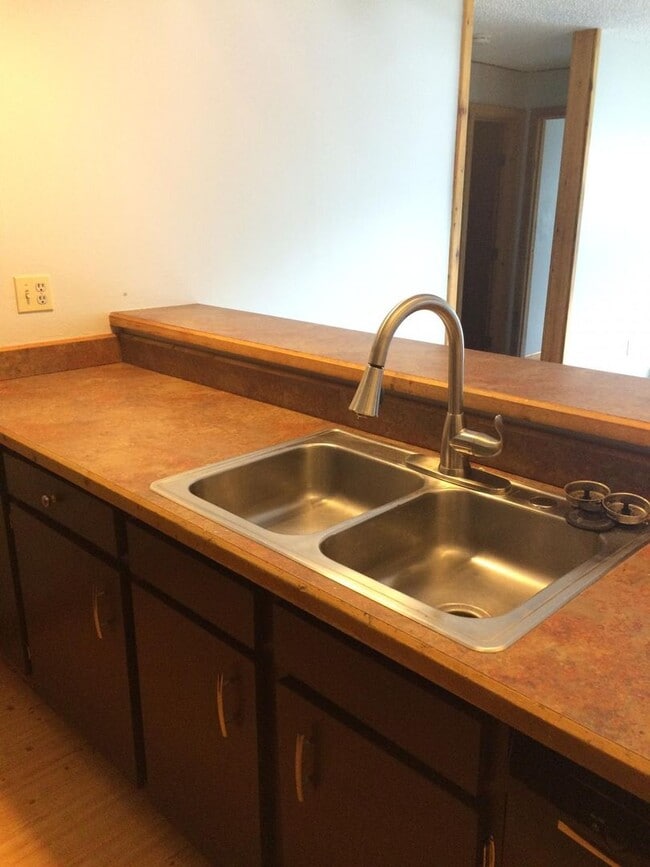Building Photo - Great 2 Bedroom Unit Near Campus and JBo's
