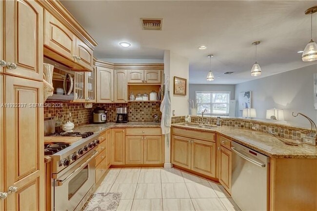 Building Photo - 801 NE 17th St