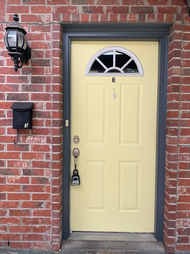 Foto del edificio - 215 Eleanor Ave