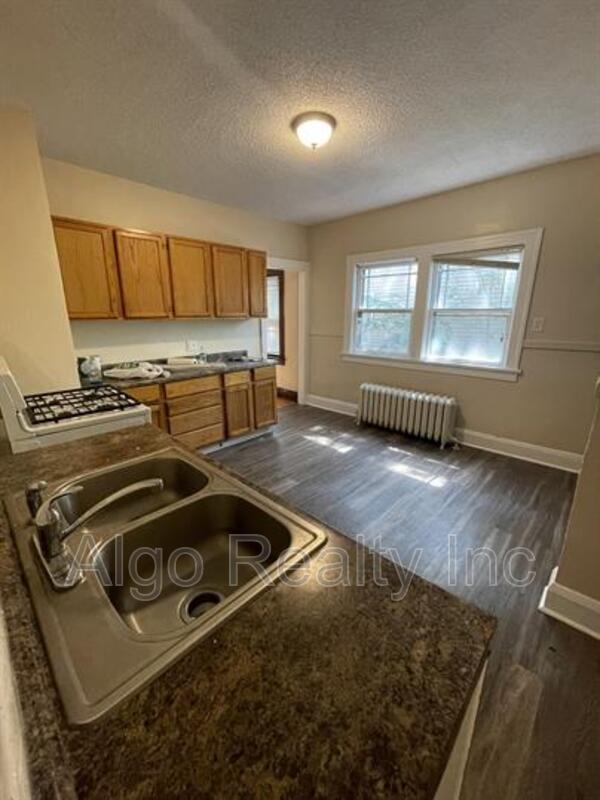 Foto del edificio - 1415 N Logan Ave